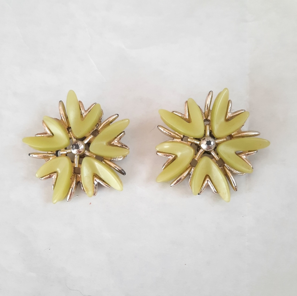 Vintage Boomerang Starburst Clip On Earrings Chartreuse Large
